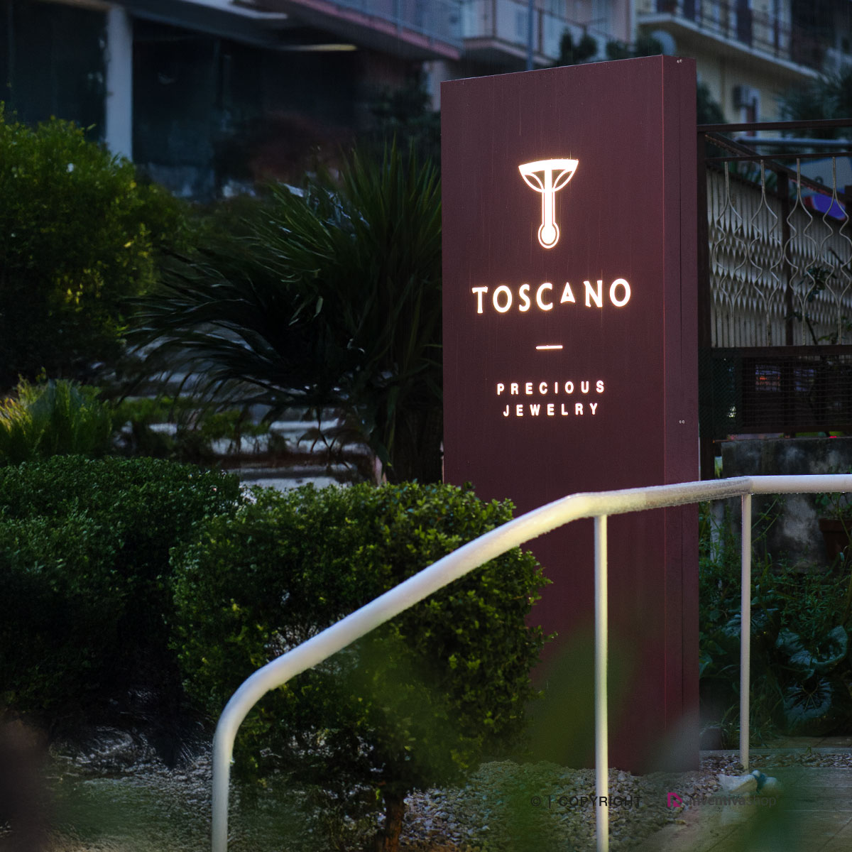 Totem luminoso per gioielleria